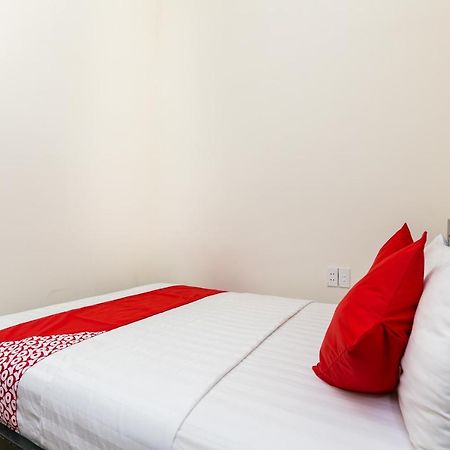 Oyo 438 Small Bay Hotel Хошимін Екстер'єр фото