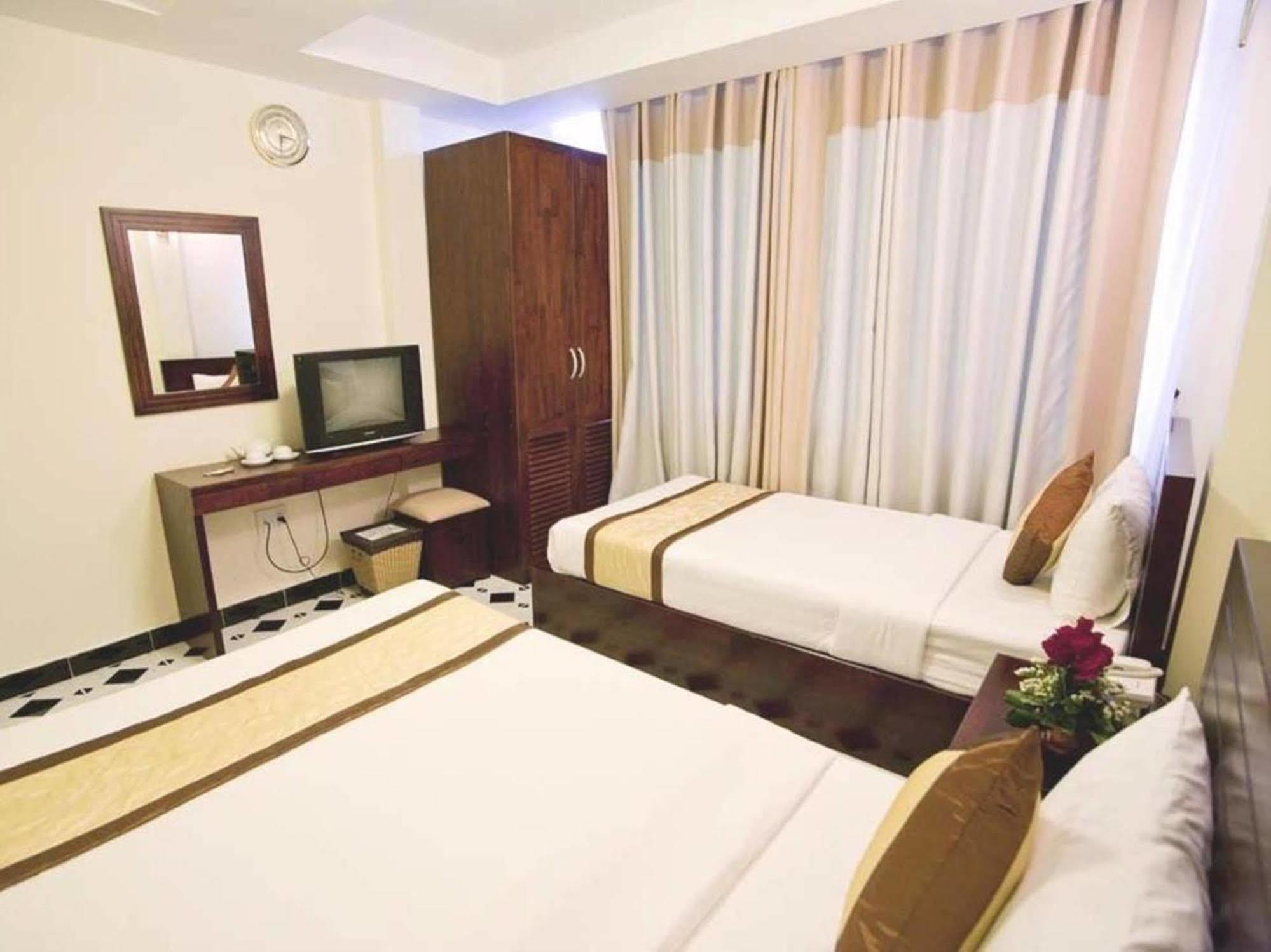 Oyo 438 Small Bay Hotel Хошимін Екстер'єр фото