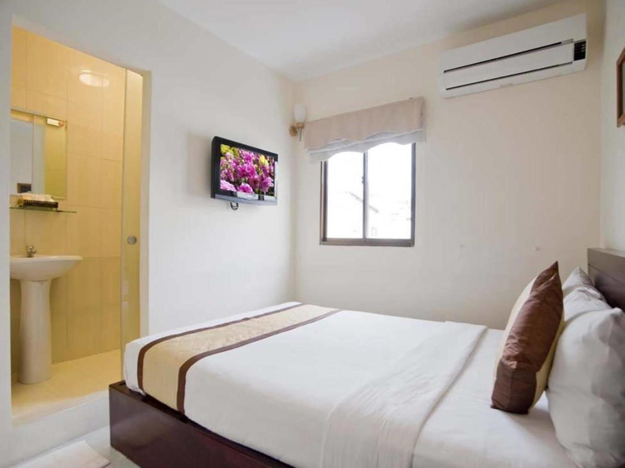 Oyo 438 Small Bay Hotel Хошимін Екстер'єр фото