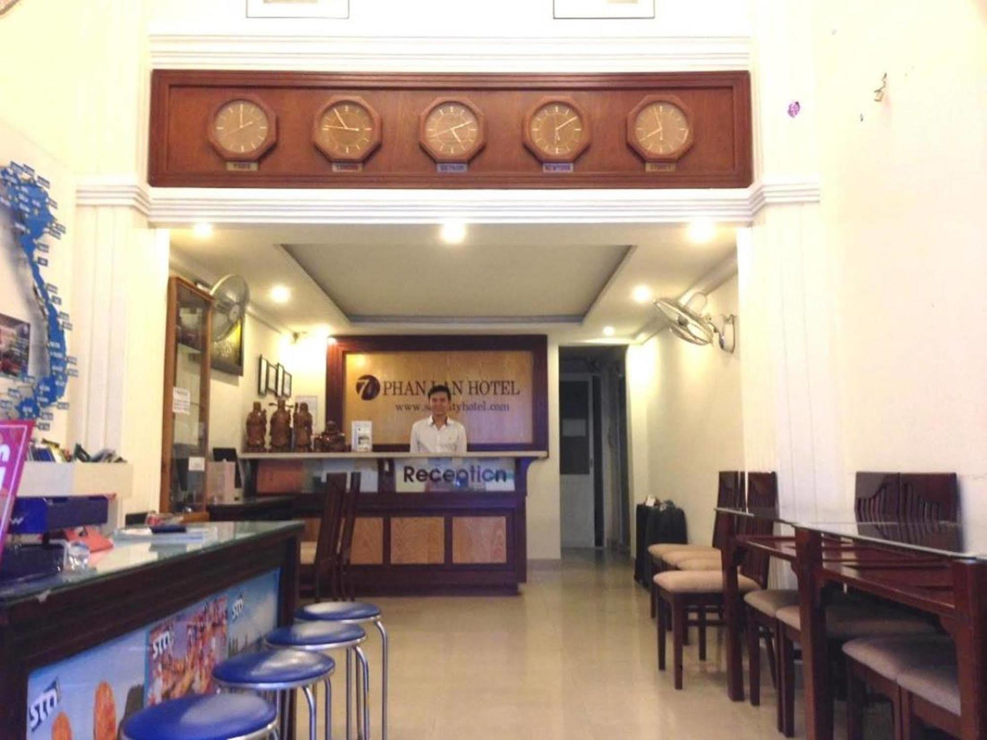 Oyo 438 Small Bay Hotel Хошимін Екстер'єр фото