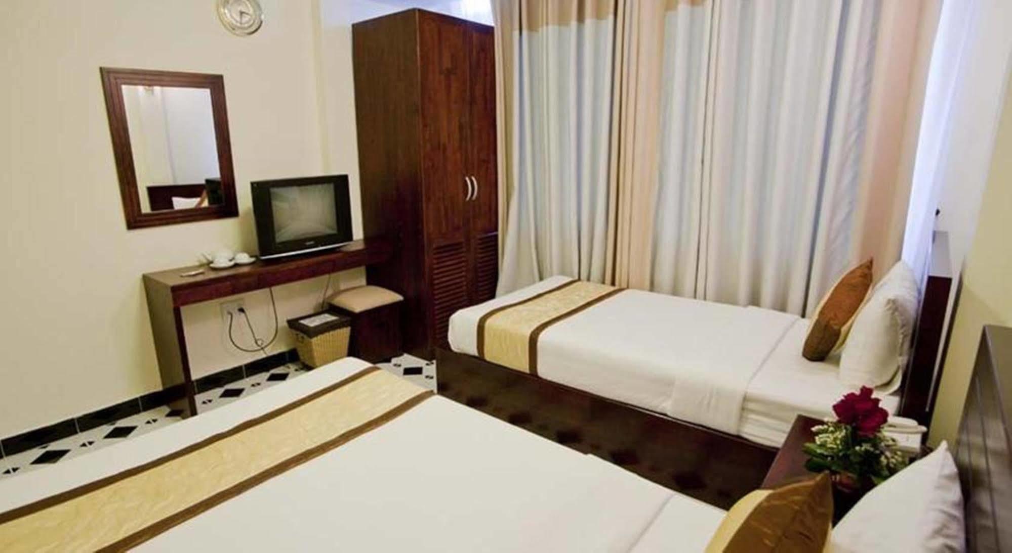 Oyo 438 Small Bay Hotel Хошимін Екстер'єр фото