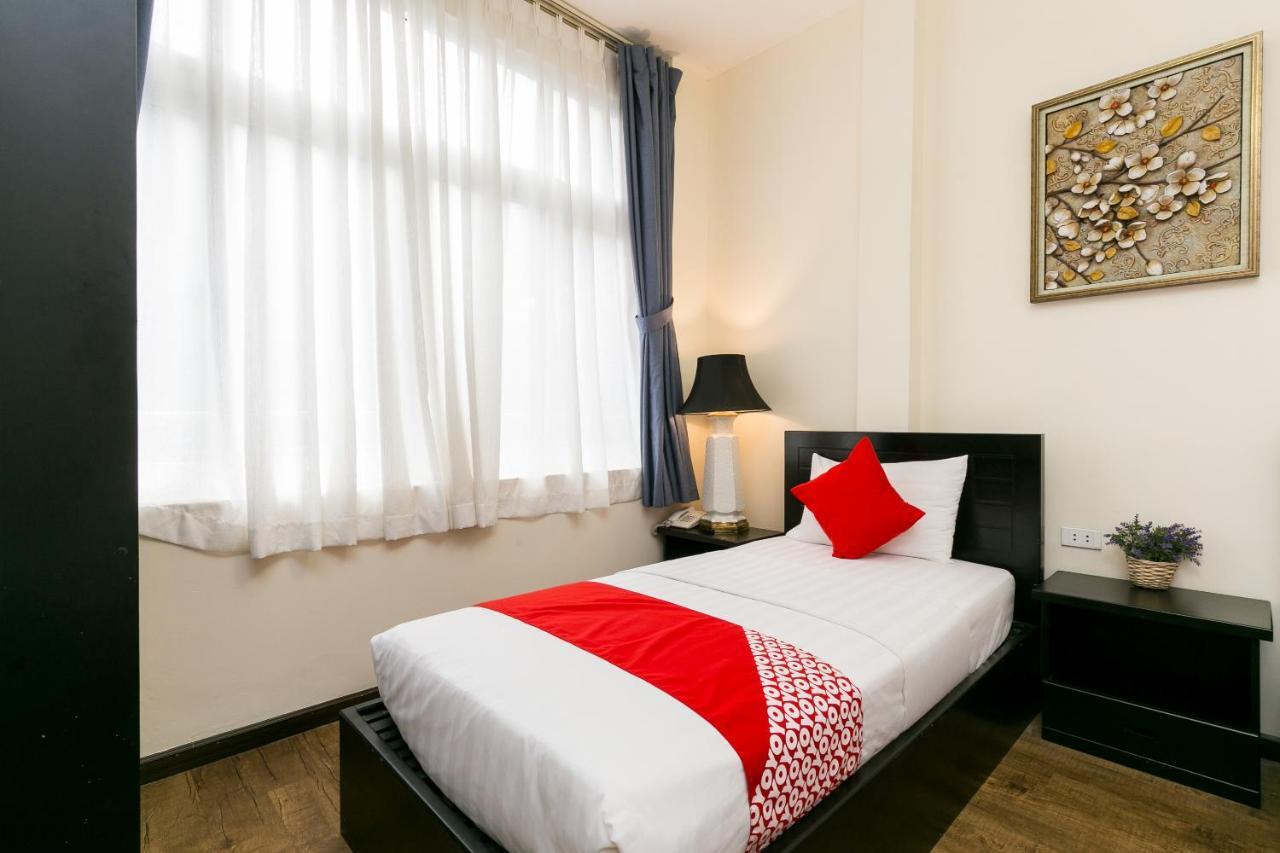 Oyo 438 Small Bay Hotel Хошимін Екстер'єр фото