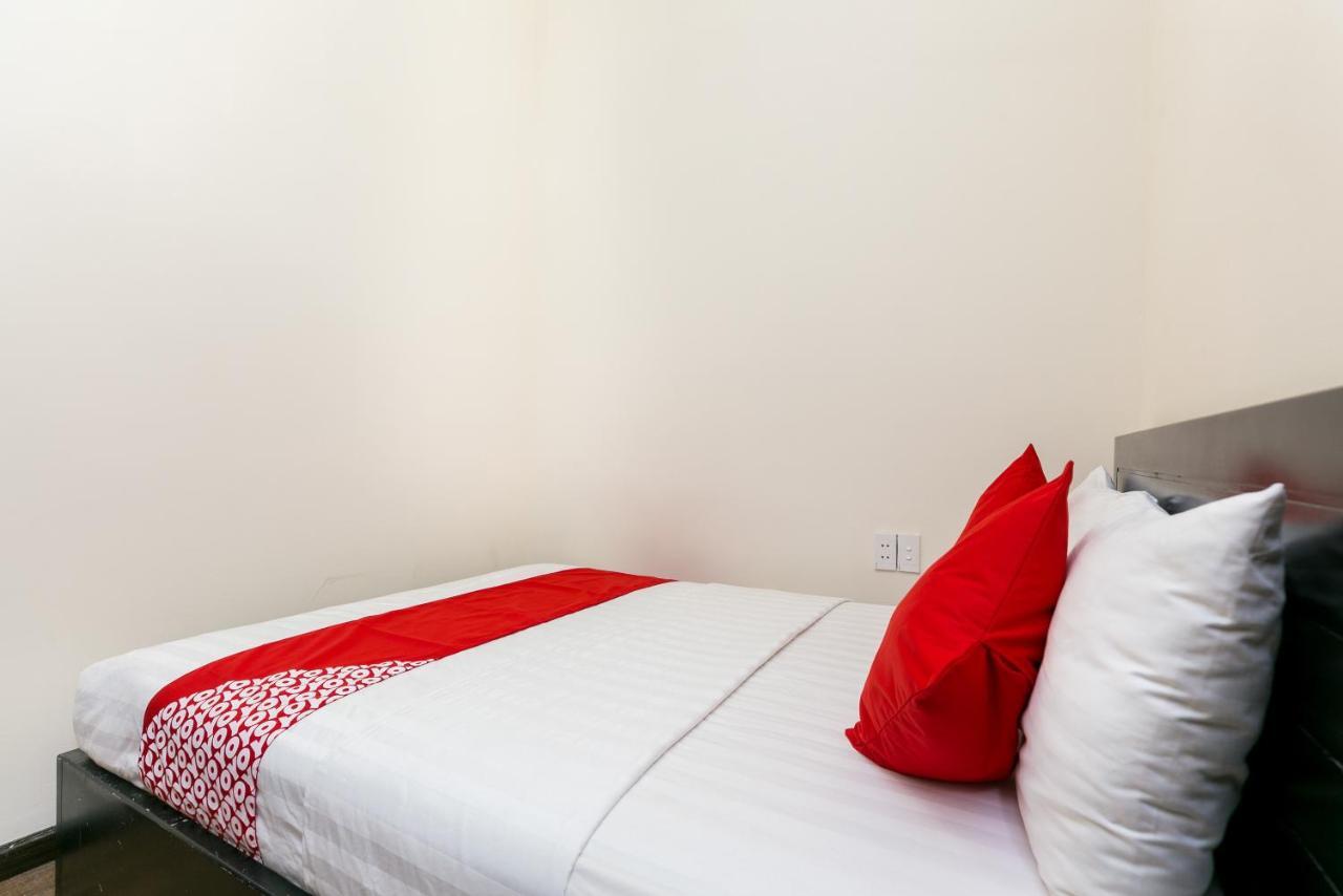 Oyo 438 Small Bay Hotel Хошимін Екстер'єр фото